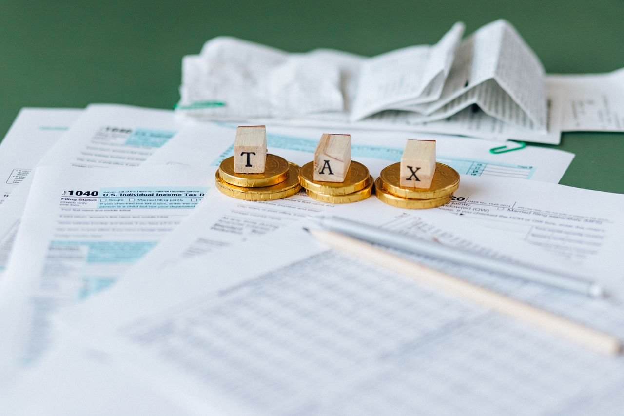 Tax forms, receipts and coins for reporting platform income to the CRA